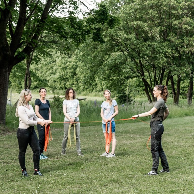 Mantrailing-Gruppe bei der Trockenübung zum Leinenhandling